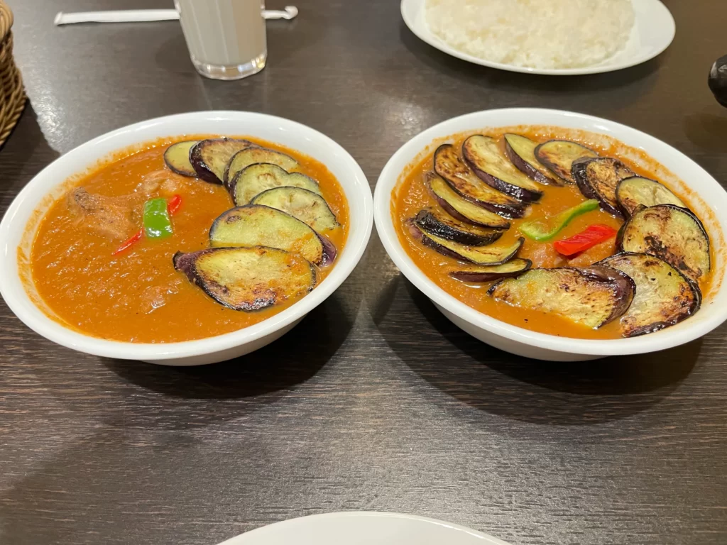 curry草枕　なすチキン（左）となすなすチキン（右）の比較画像