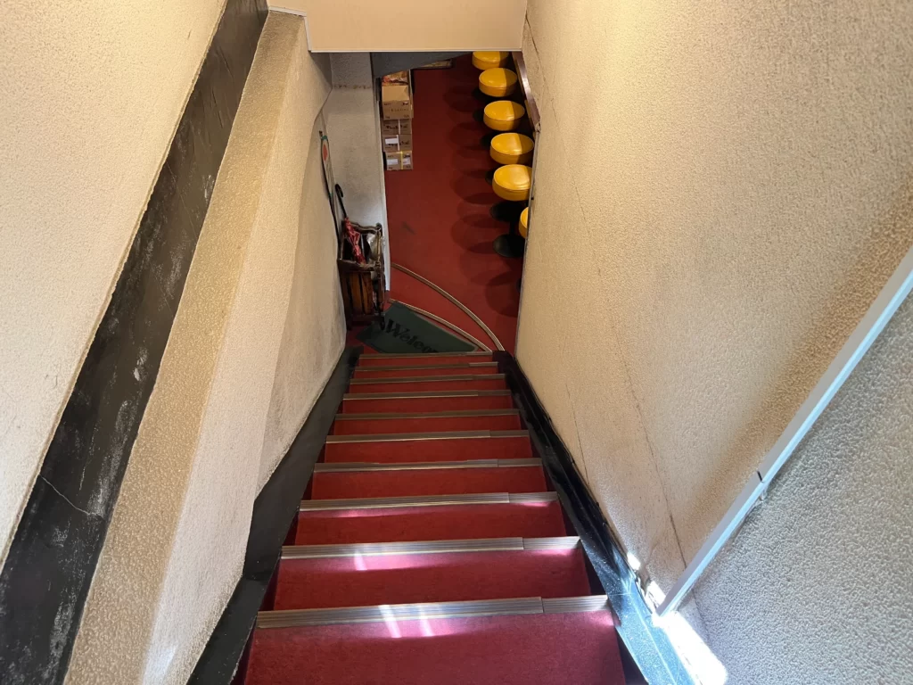 インデラ＠神田　地下一階に続く階段